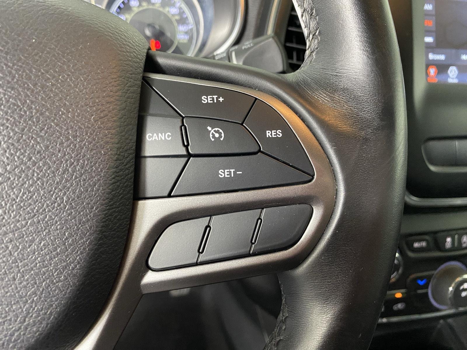 Used 2019 Granite Crystal Metallic Clearcoat Jeep Latitude Plus image 15