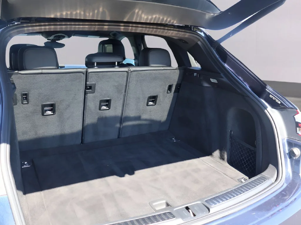 Used 2018  Porsche Base image 16