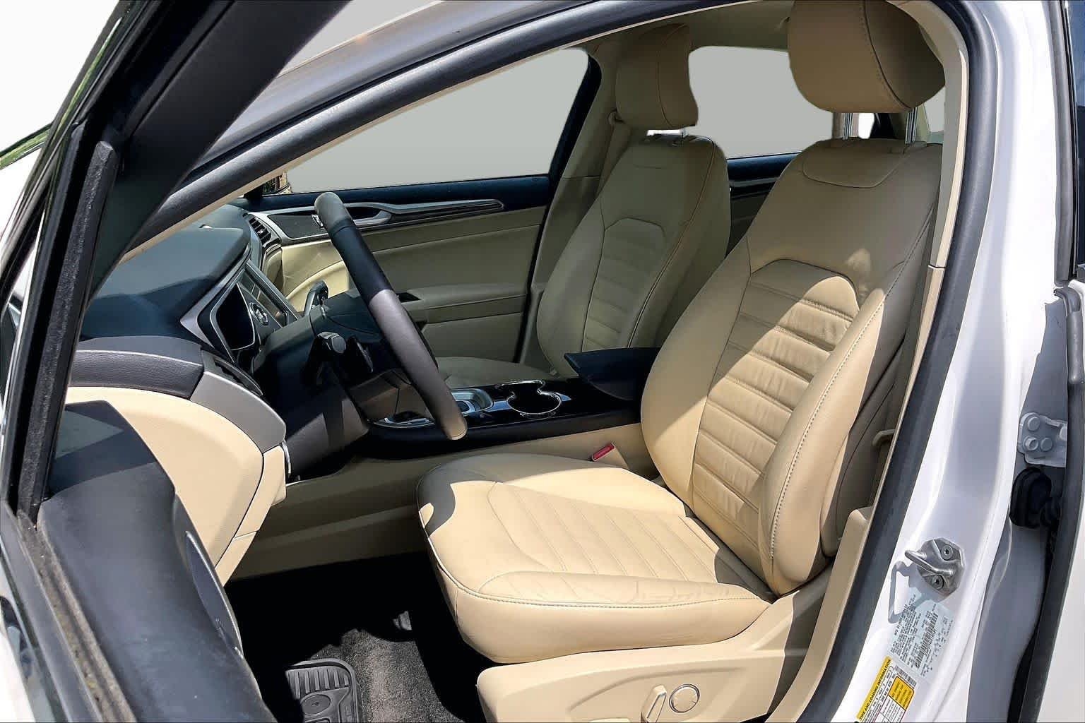 Pre-Owned 2016 Ford Fusion SE