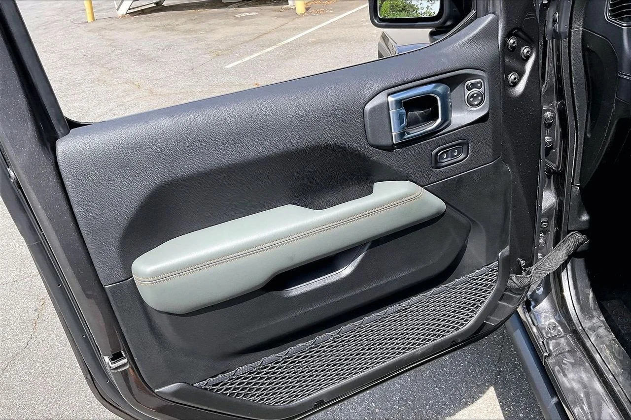 New 2026 Granite Crystal Metallic Clearcoat Jeep Mojave image 24