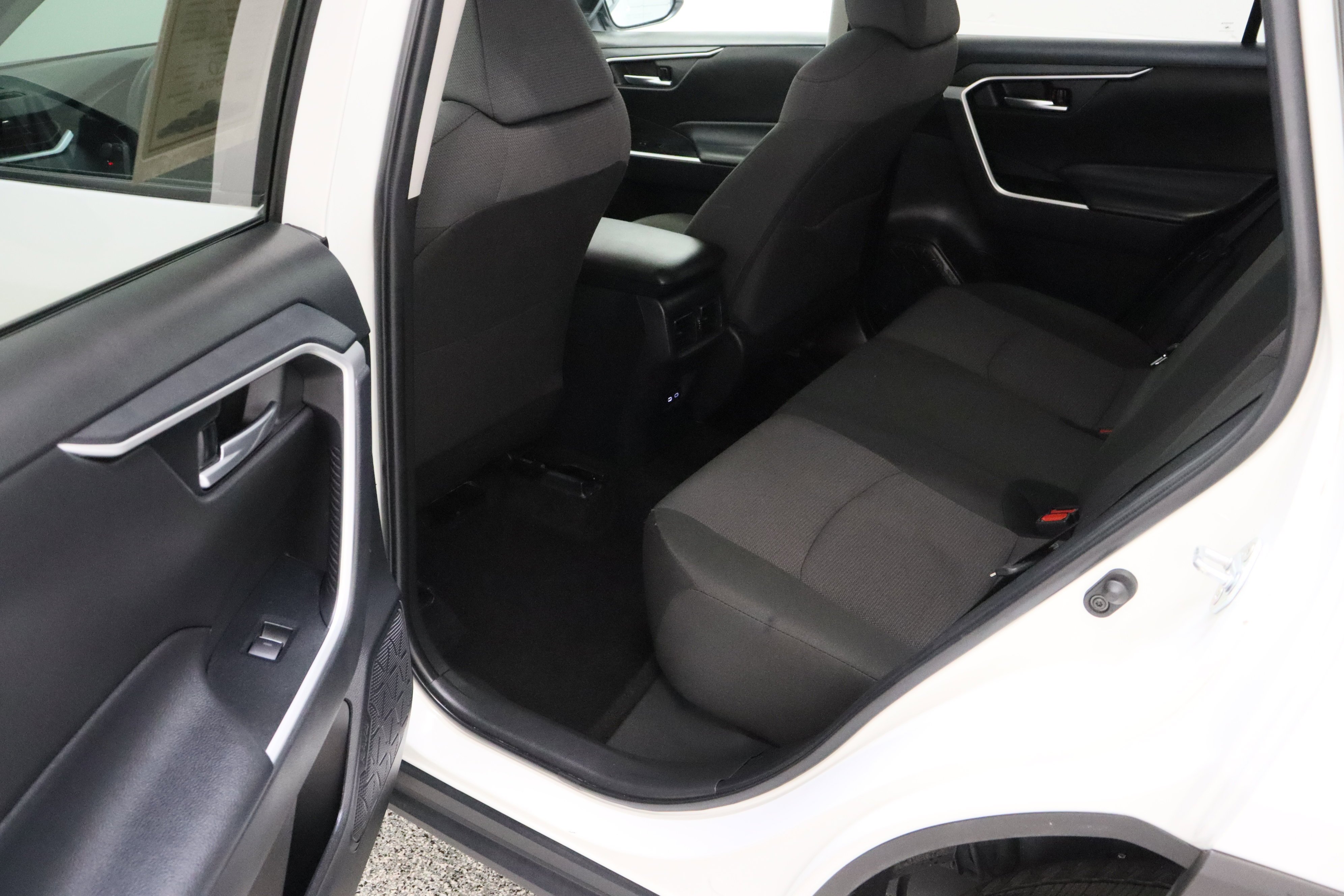 Used 2025 Ice Cap Toyota XLE 2.5L image 27