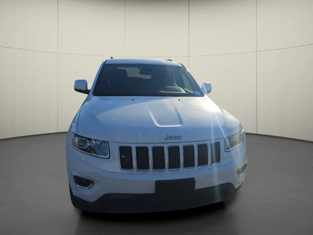 Used 2015 White/off-white Jeep Laredo image 2