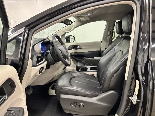 Used 2023 Black Chrysler Touring L image 16