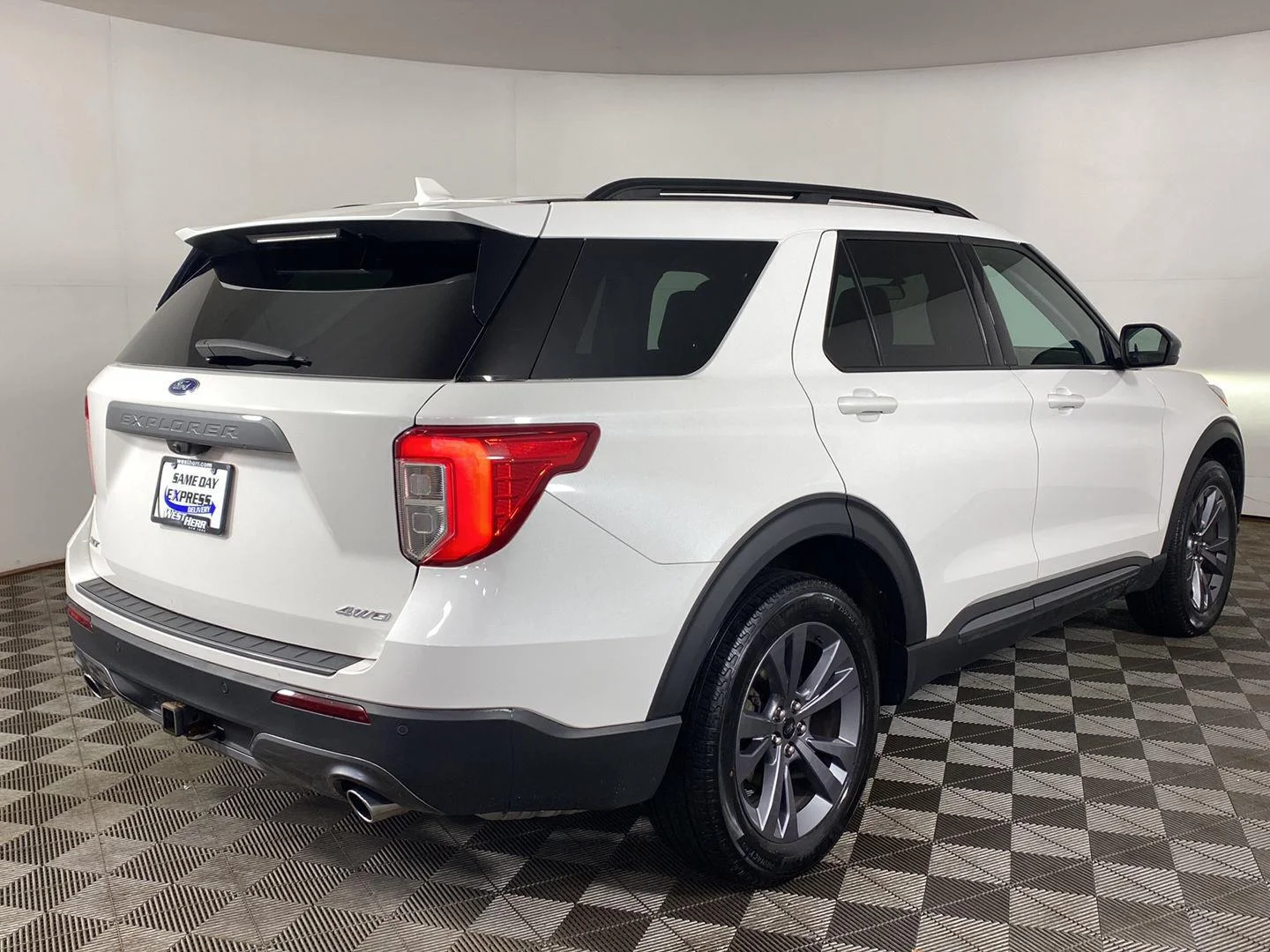 Used 2023 Star White Metallic Tri-Coat Ford XLT image 25