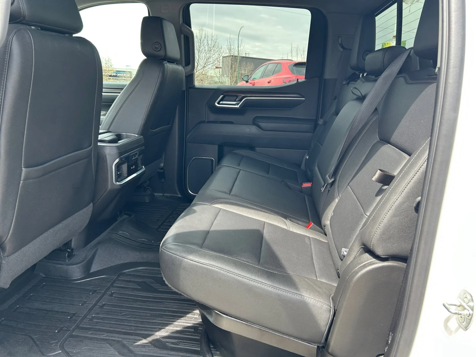 Used 2022 White GMC SLT Crew Cab image 18