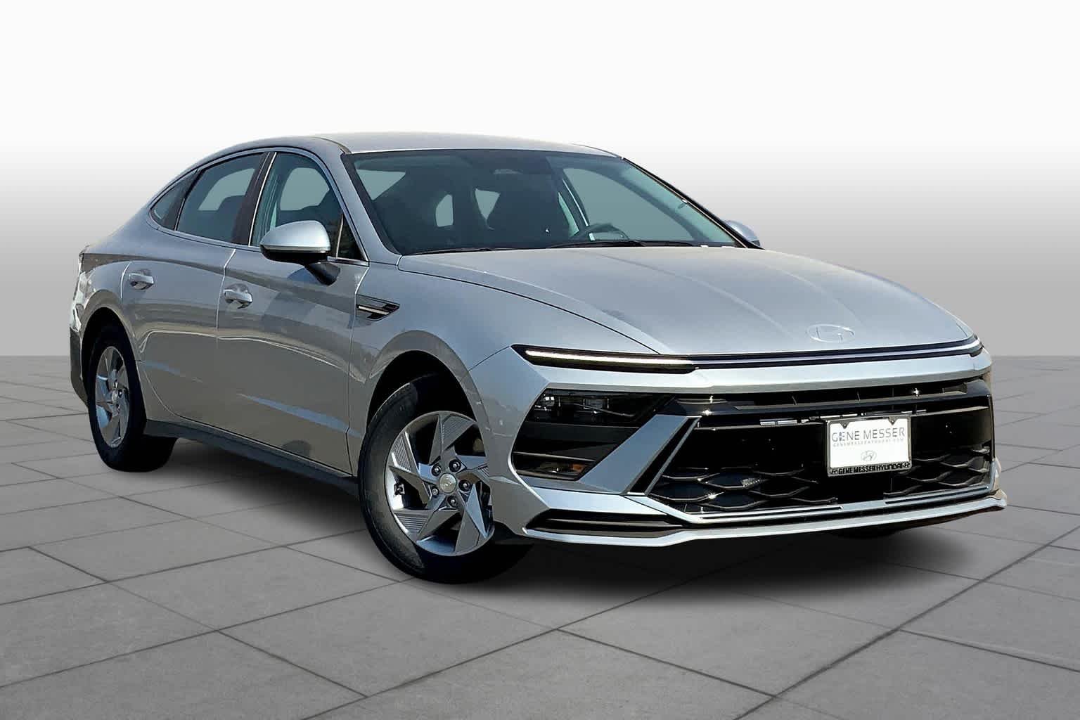 Used 2025 Aero Silver Hyundai SE image 2