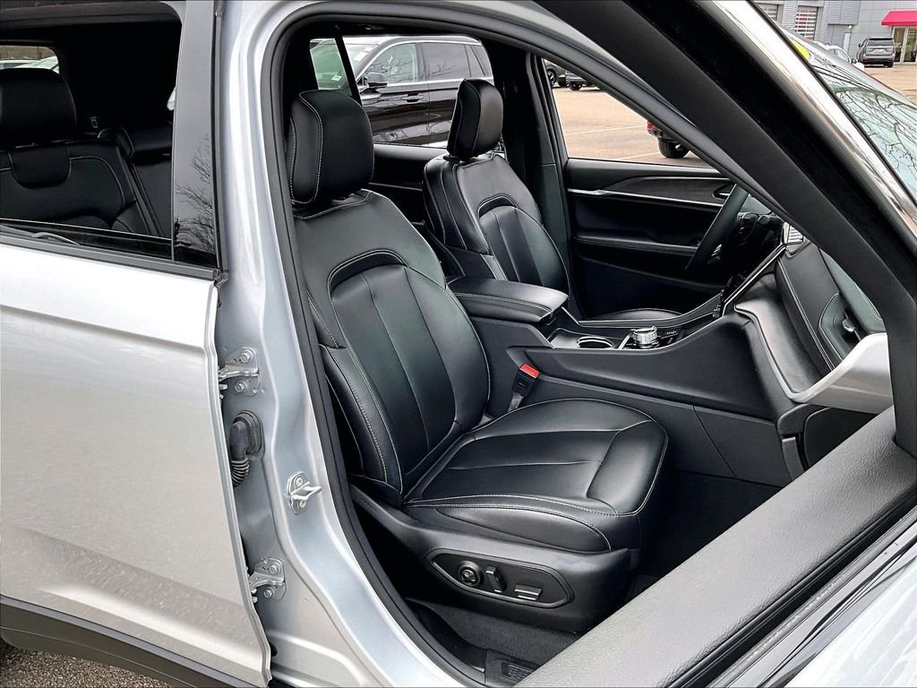 Used 2024 Silver Jeep 4xe image 11
