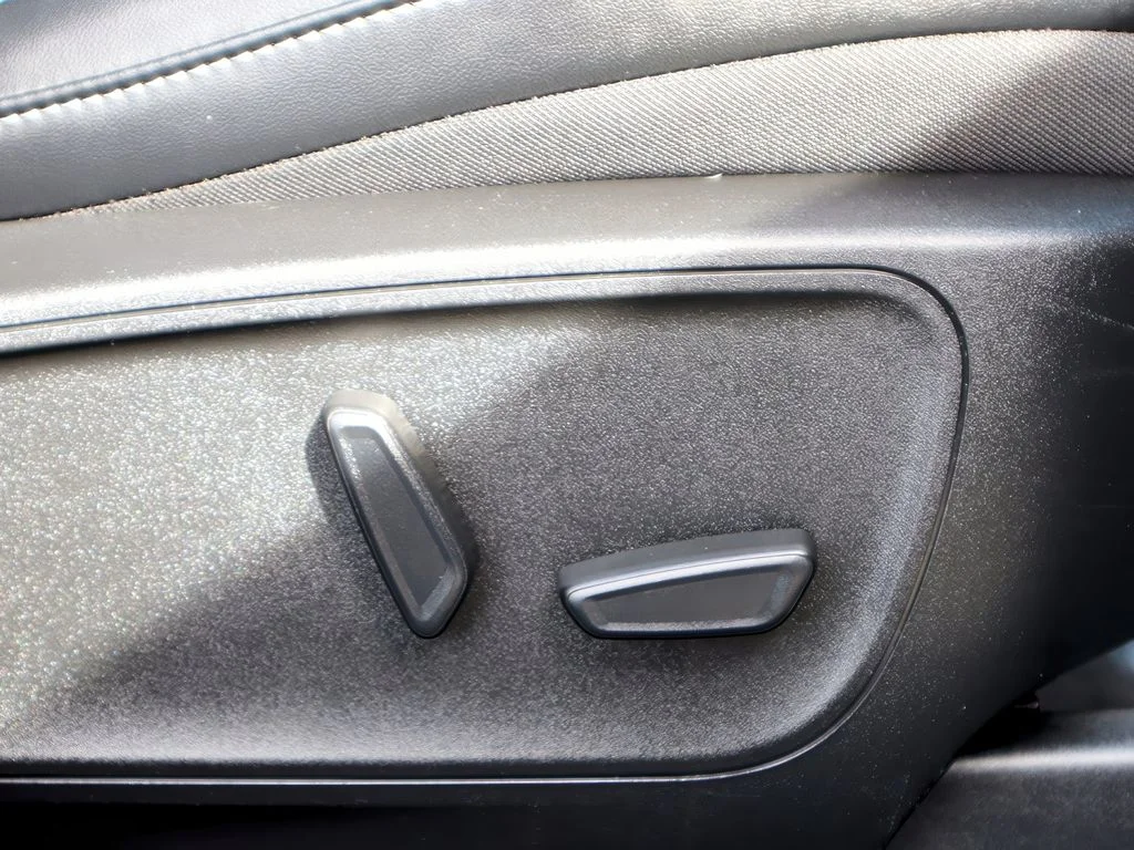 Used 2023 Iconic Silver Metallic Ford Platinum image 25