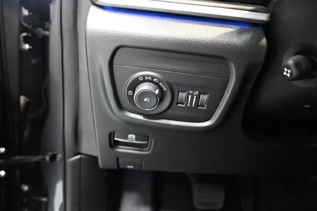 Used 2021  Jeep Overland image 27