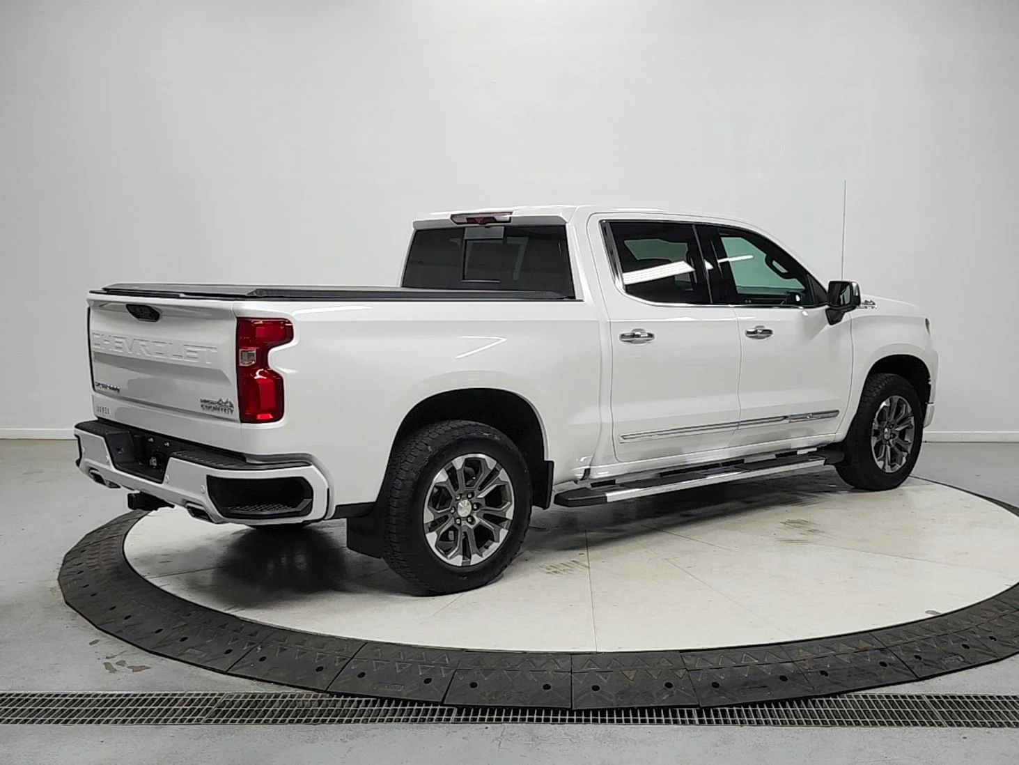 Used 2024 Iridescent Pearl Tricoat Chevrolet High Country image 7