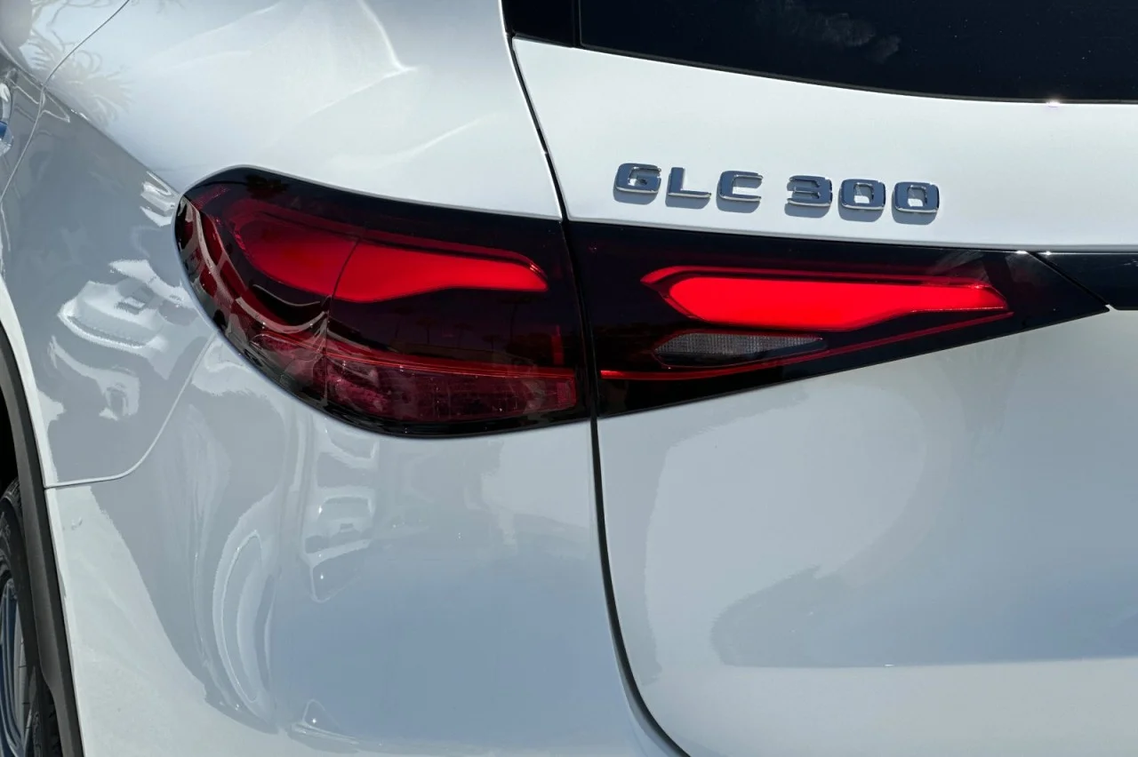 Used 2026 Polar White Mercedes-Benz GLC 300 image 26