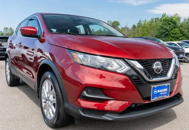 Used 2022 Red Nissan S image 4