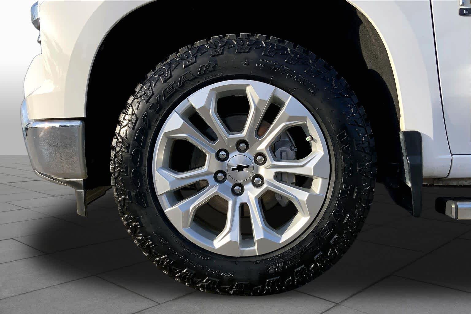 Used 2022 Summit White Chevrolet LTZ image 8