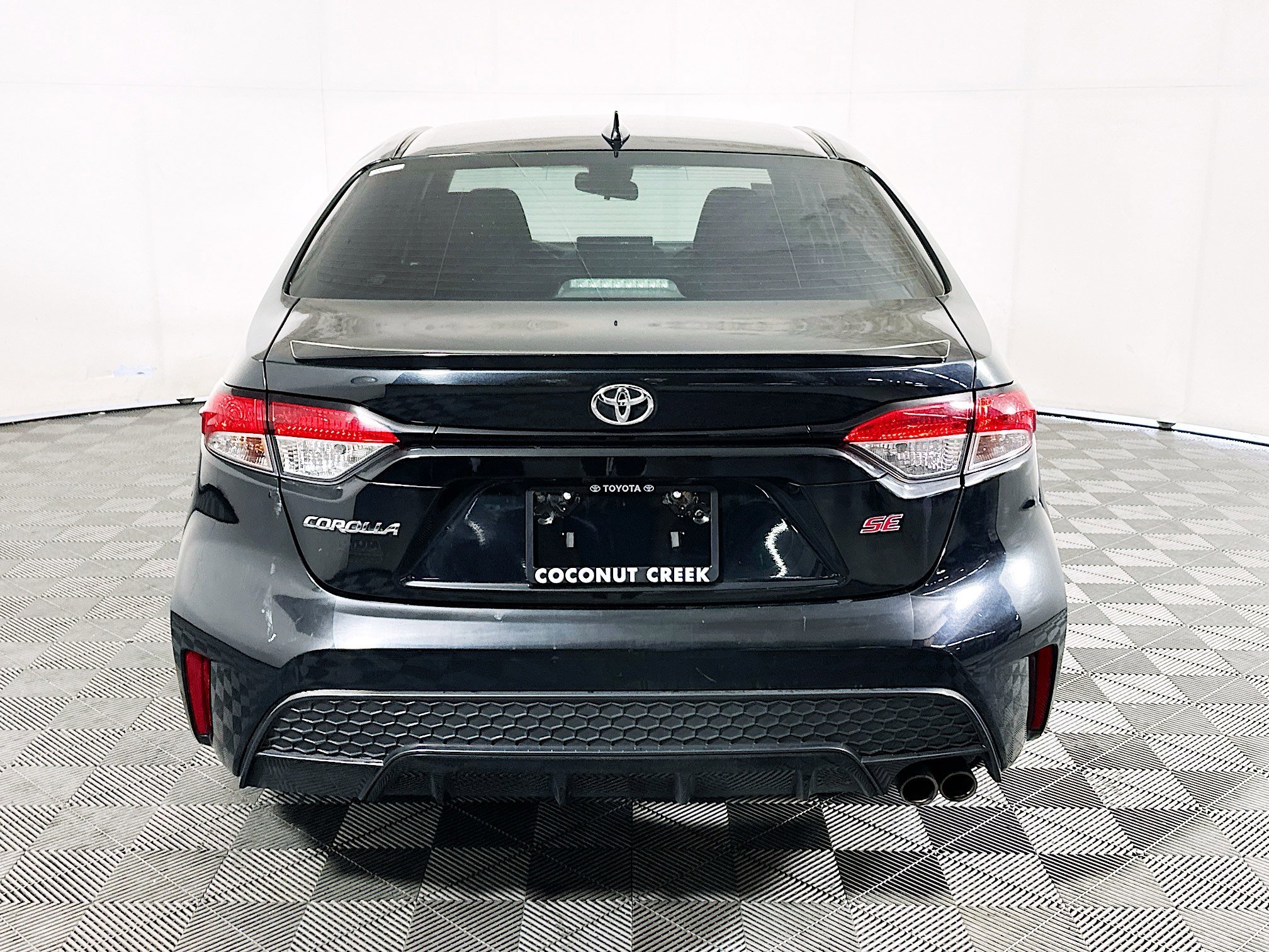Used 2020 Black Sand Pearl Toyota SE image 4