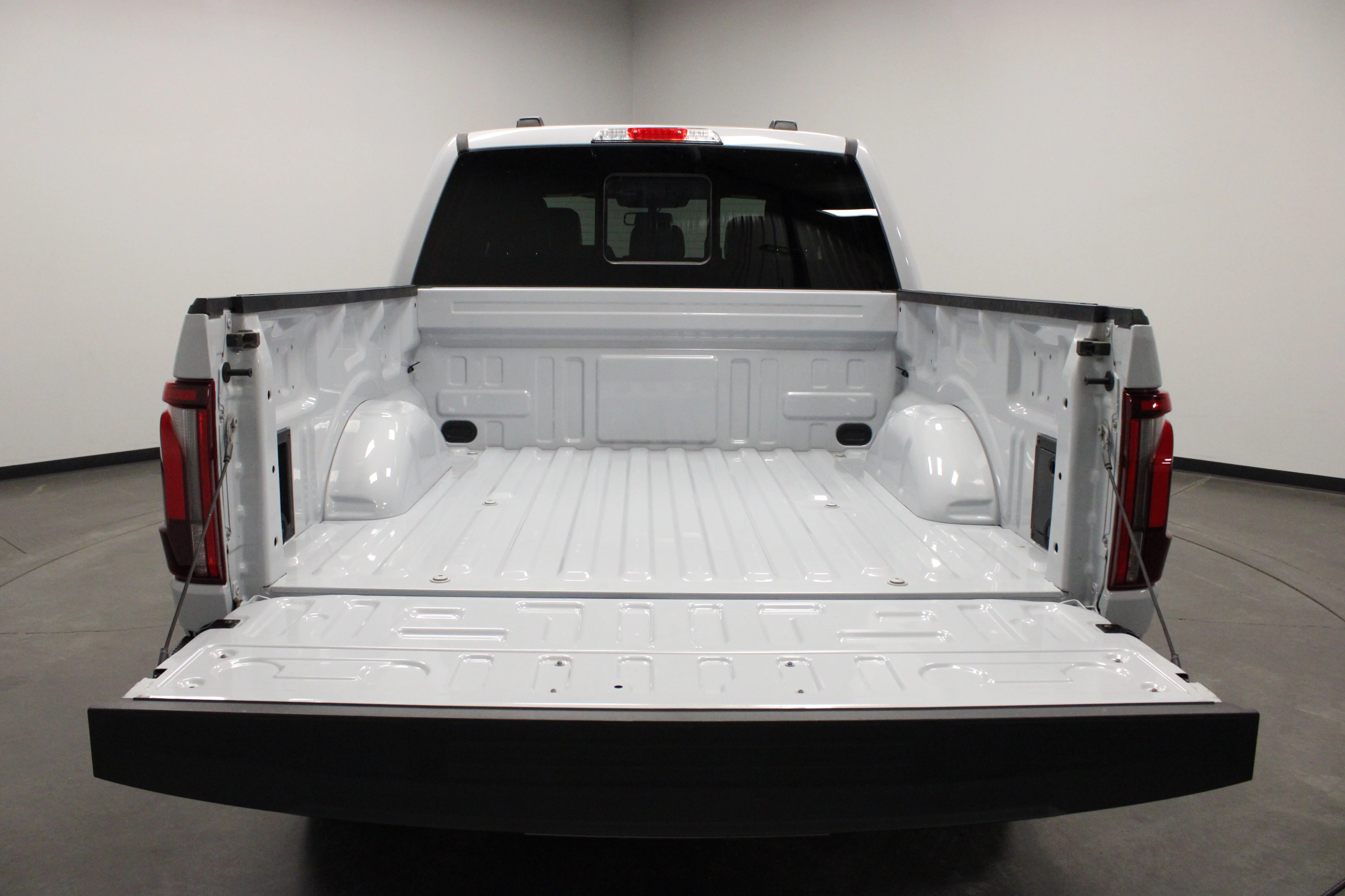 Used 2025 Space White Metallic Ford LARIAT image 17