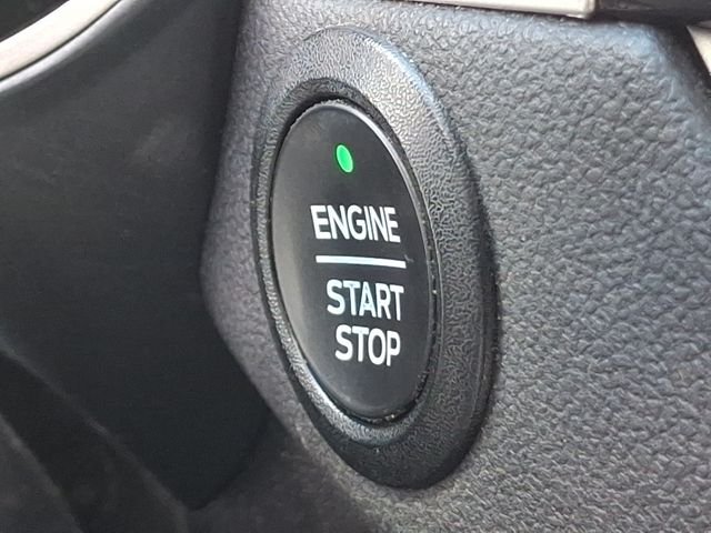 Used 2022 Black Ford SE image 26