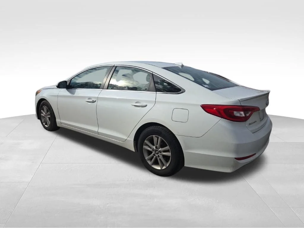 Used 2016 White Hyundai SE image 3