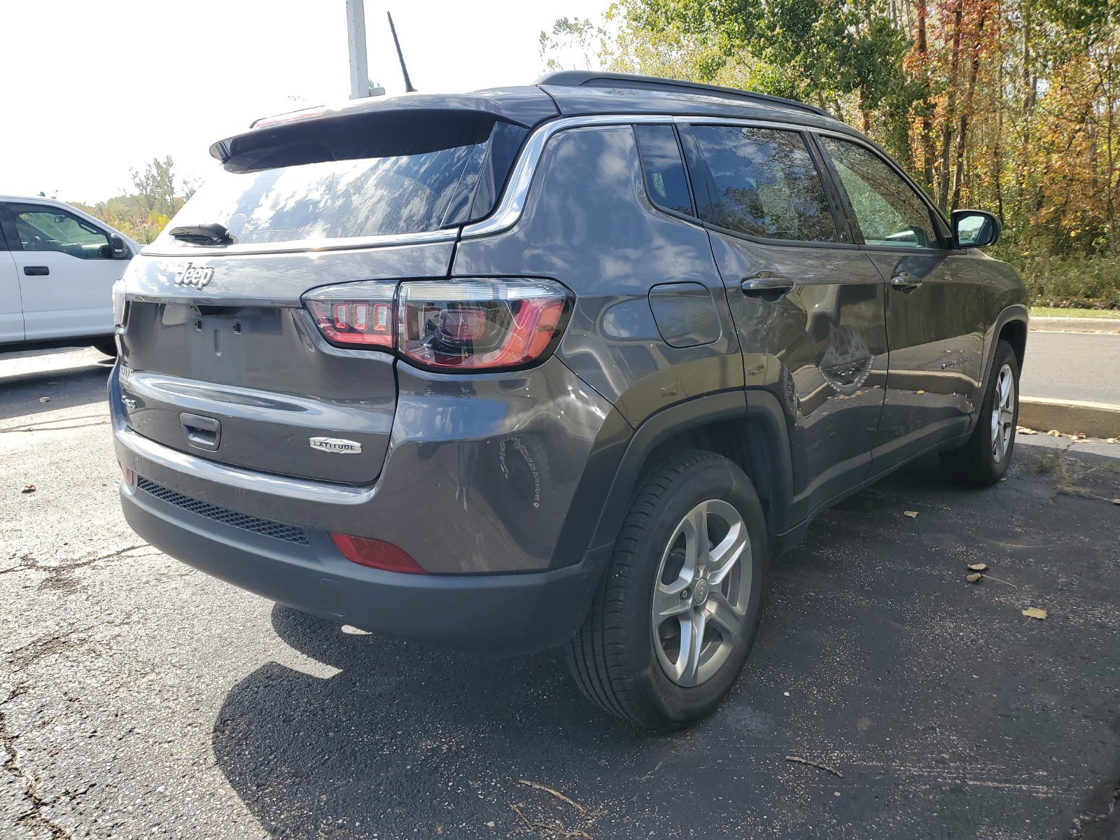 Used 2024  Jeep Latitude image 4
