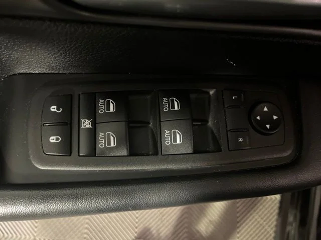 Used 2025 Diamond Black Chrysler Select image 20