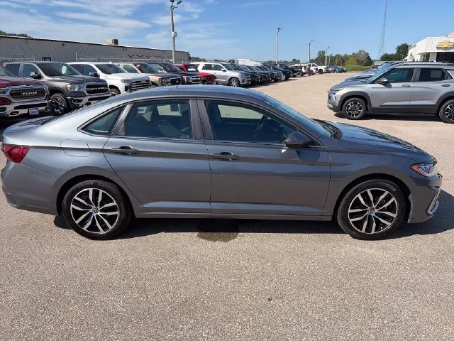 Used 2025 Platinum Gray Metallic Volkswagen 1.5T SE image 8