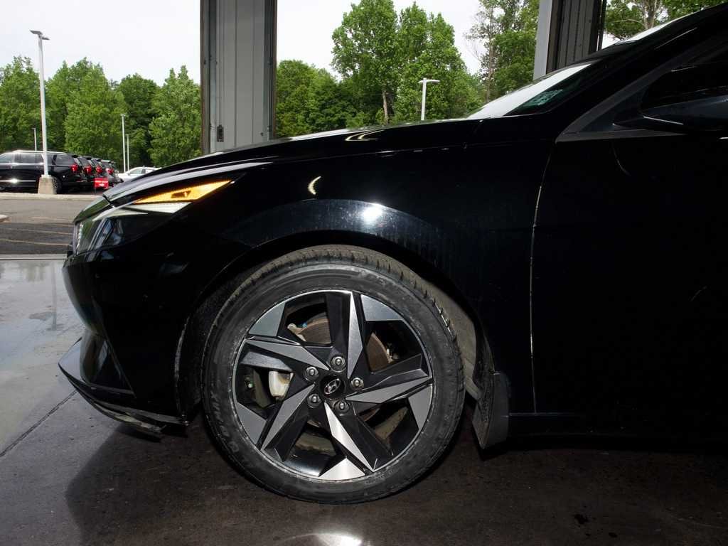Used 2023 Black Hyundai SEL image 9