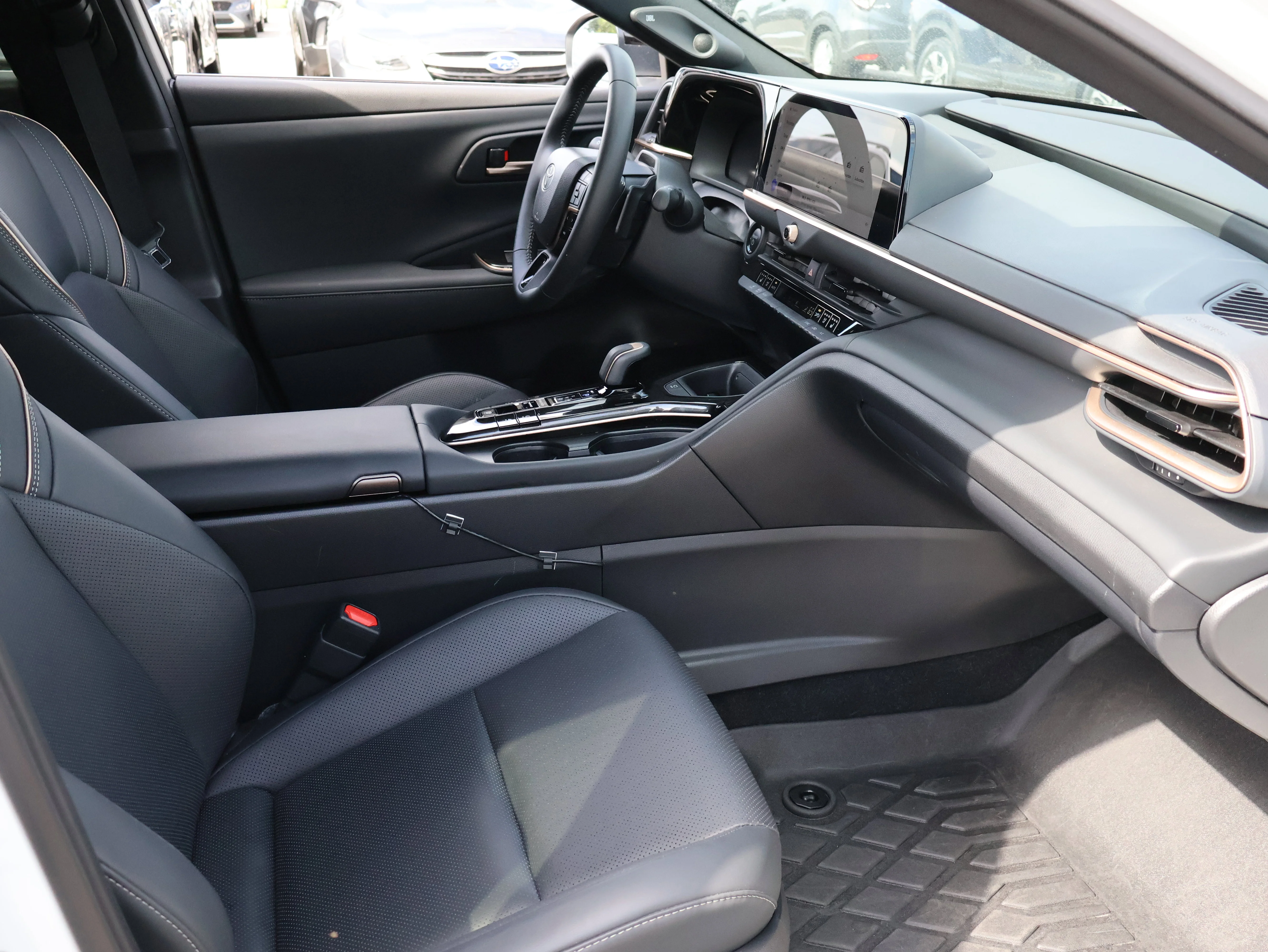 Used 2025 Oxygen White Toyota Limited image 7