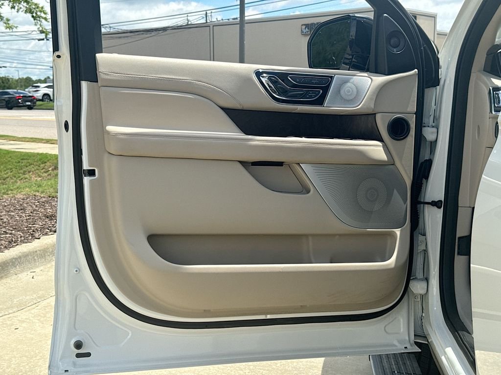 Used 2020 White Lincoln Reserve image 12