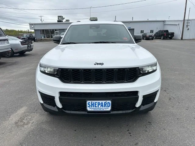 Used 2023 White Jeep Altitude image 2