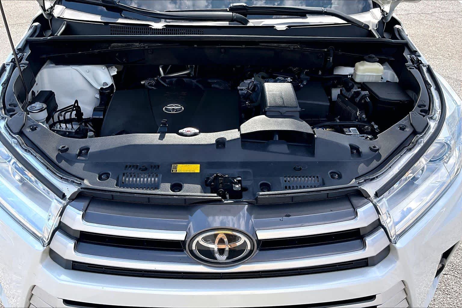 Used 2018 Blizzard Pearl Toyota XLE image 32