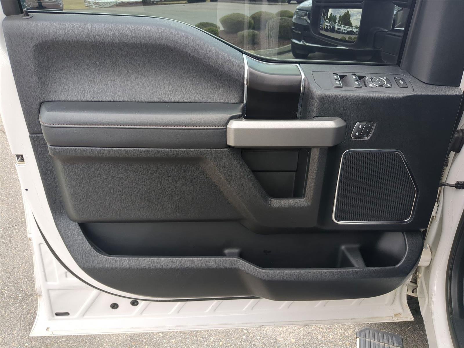 Used 2019 White Platinum Metallic Tri-Coat Ford Platinum image 12