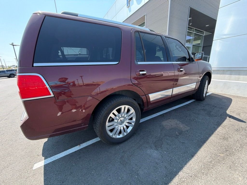 Used 2012 Red Lincoln Base image 4