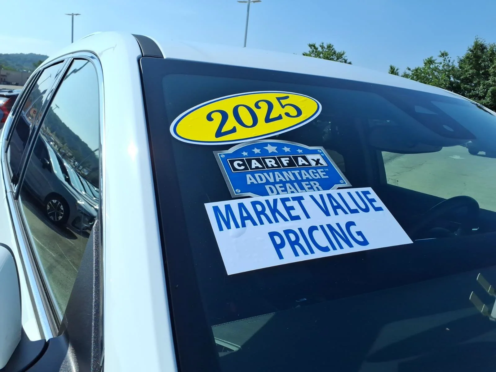 Used 2025 Summit White Gaz Buick Preferred image 9