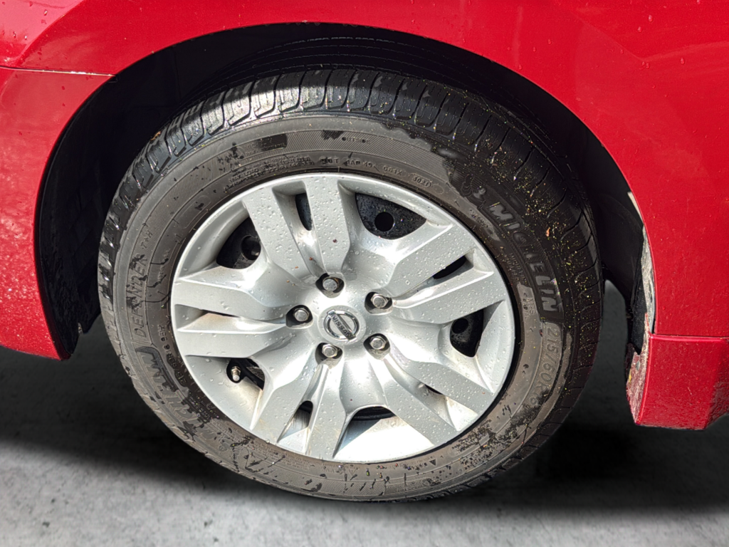 Used 2009 Red Nissan 2.5 S image 9
