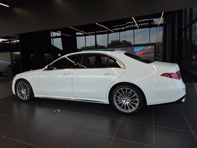 New 2026 MANUFAKTUR Moonlight White Metallic Mercedes-Benz S580 image 5