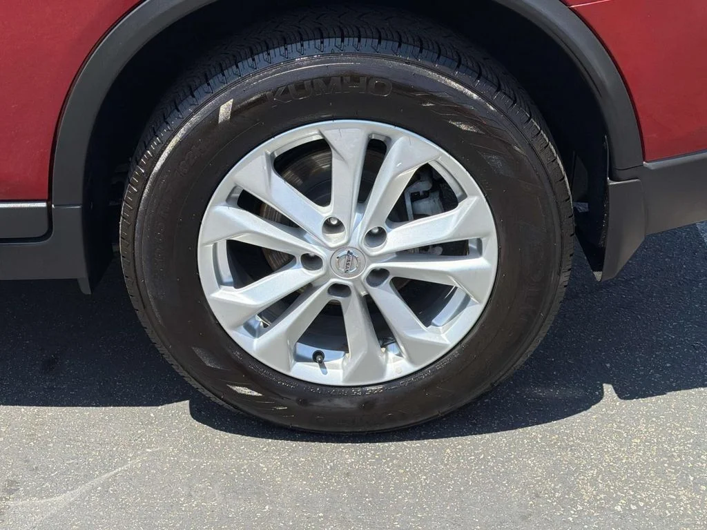 Used 2016 Cayenne Red Nissan SV image 11
