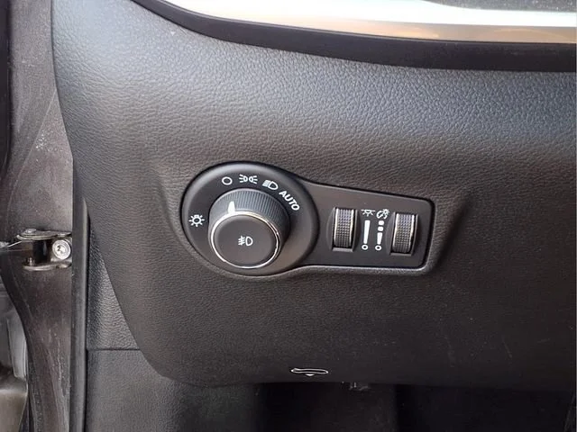 Used 2024  Jeep Latitude image 15