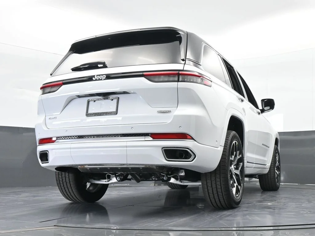 New 2025 Bright White Clear-Coat Exterior Paint Jeep Summit Reserve image 64