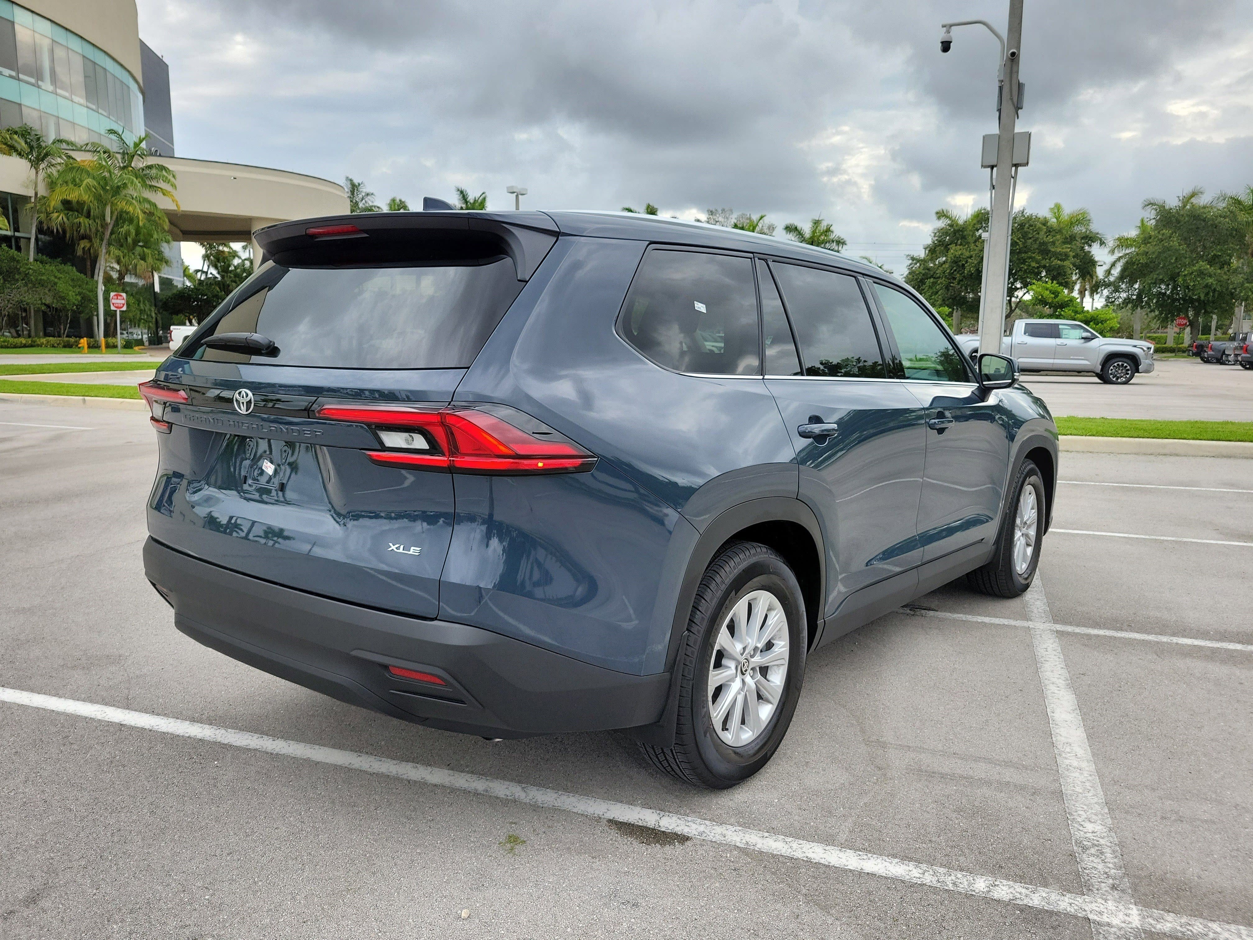 Used 2026 Cloud Toyota XLE image 7