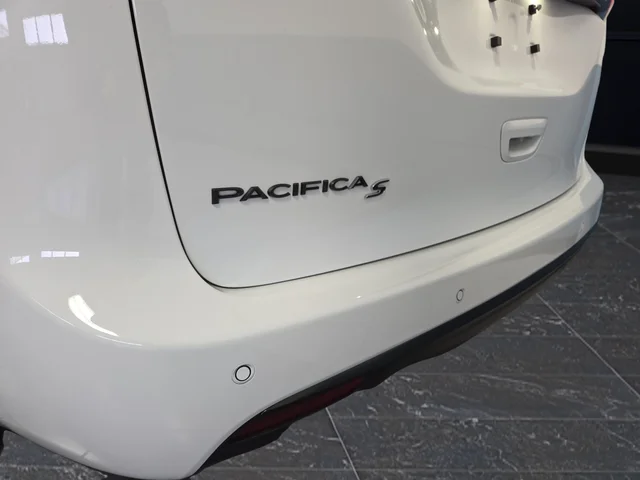 New 2026 Bright White Clear-Coat Exterior Paint Chrysler Select image 35