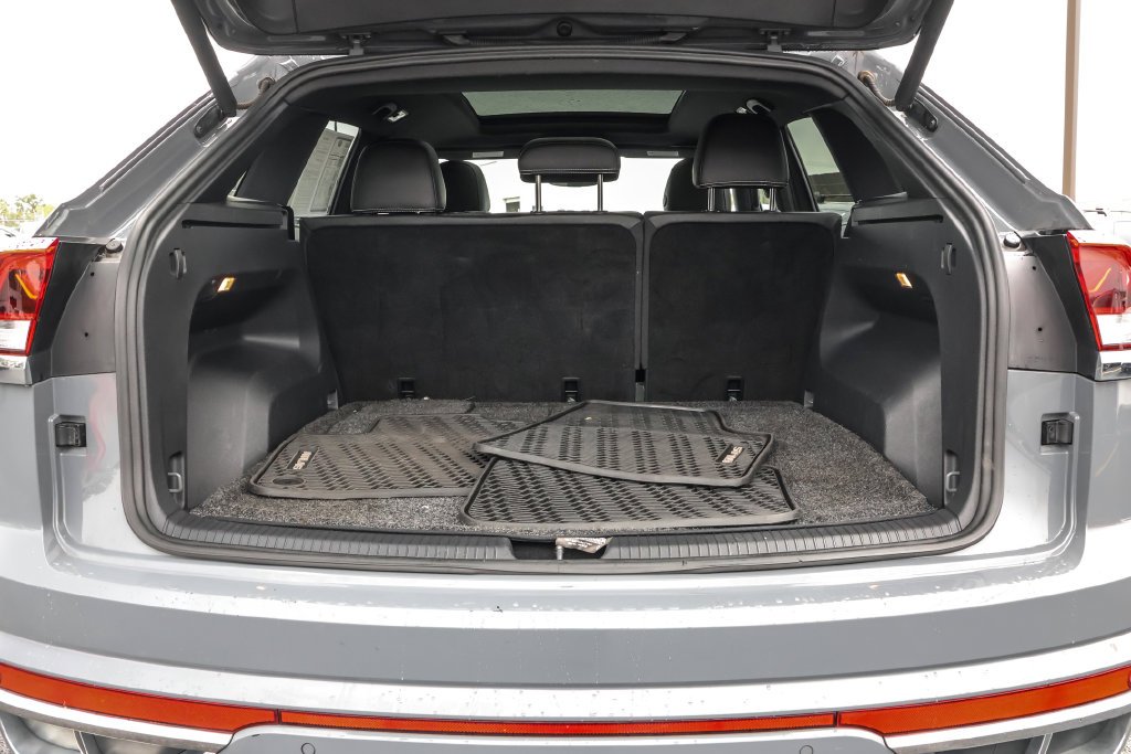 Used 2021 Gray Volkswagen 3.6L V6 SE w/Technology R-Line image 31
