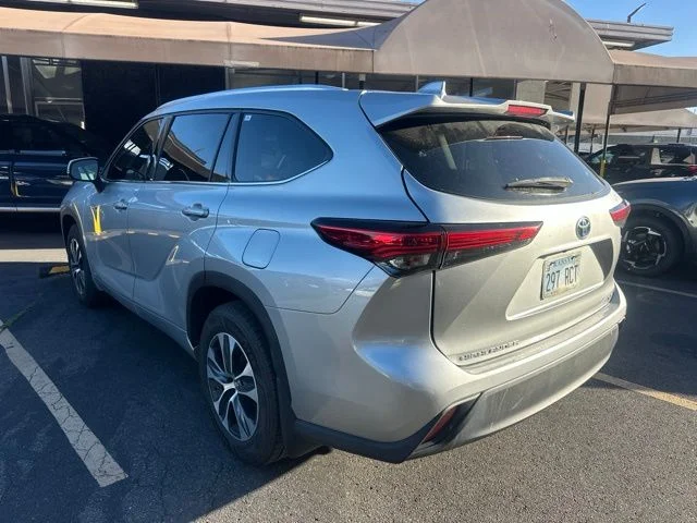 Used 2021 Silver Toyota XLE image 3