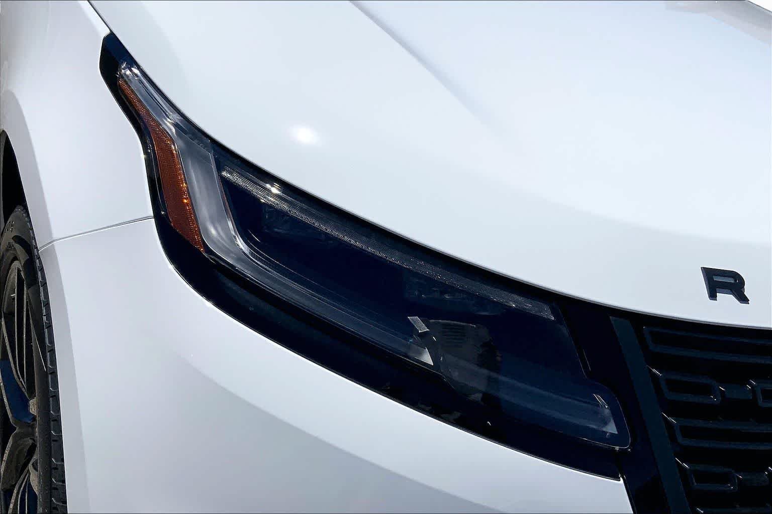 New 2026 Fuji White LAND ROVER Dynamic SE image 13