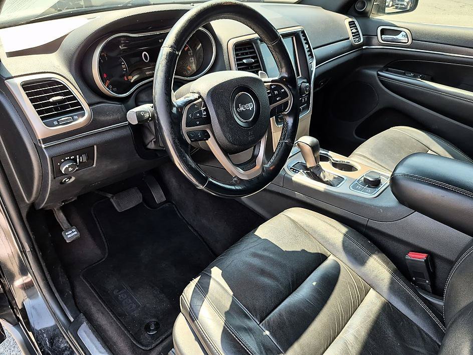Used 2016 Brilliant Black Crystal Pearlcoat Jeep Limited image 15