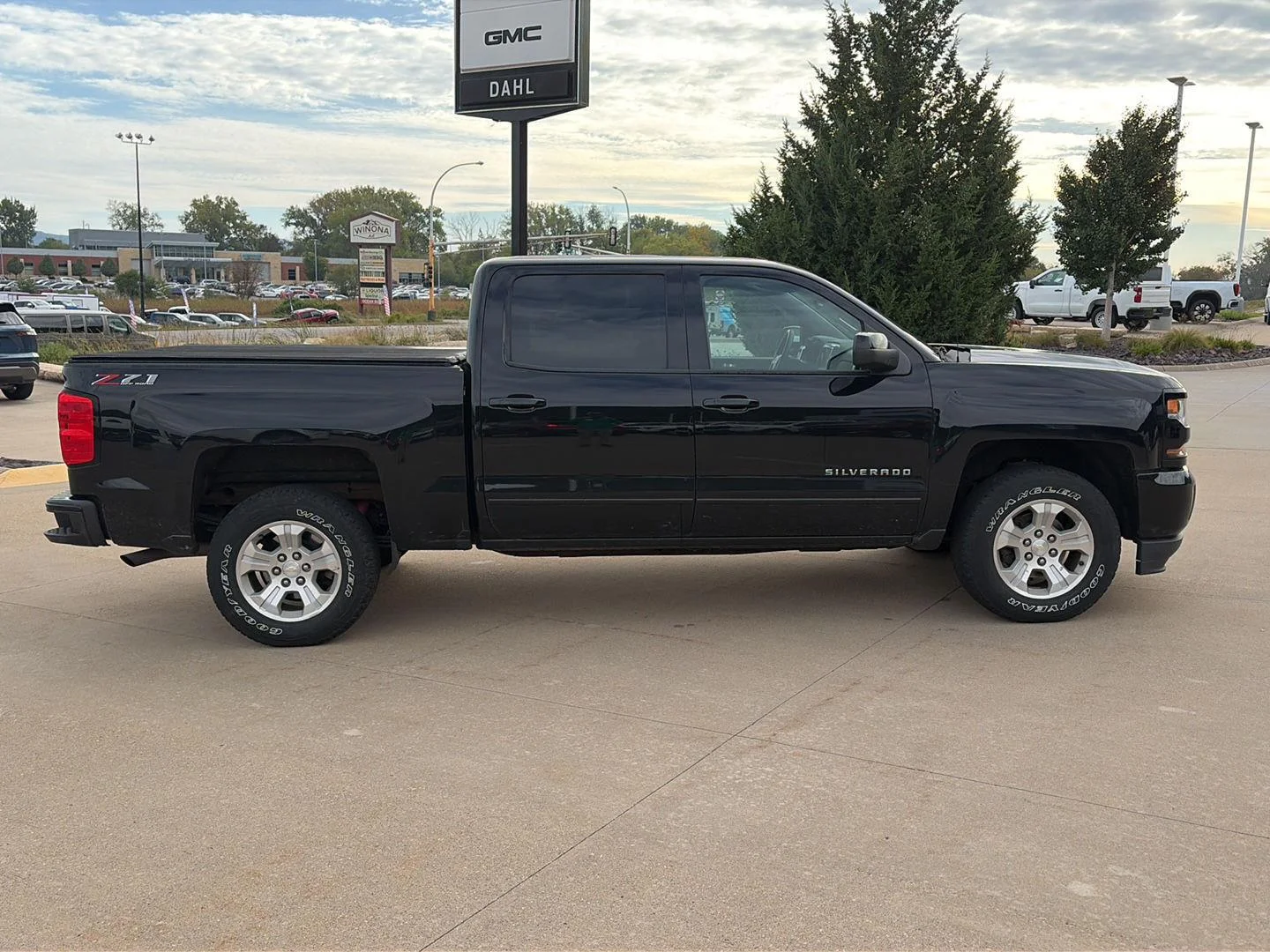 Used 2018 Chevrolet Silverado 1500 LT Z71 with VIN 3GCUKREC6JG219772 for sale in Winona, Minnesota
