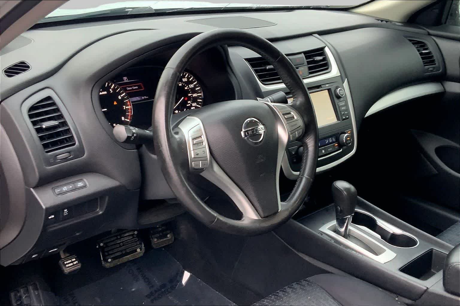 Used 2016 Brilliant Silver Nissan 2.5 SV image 18