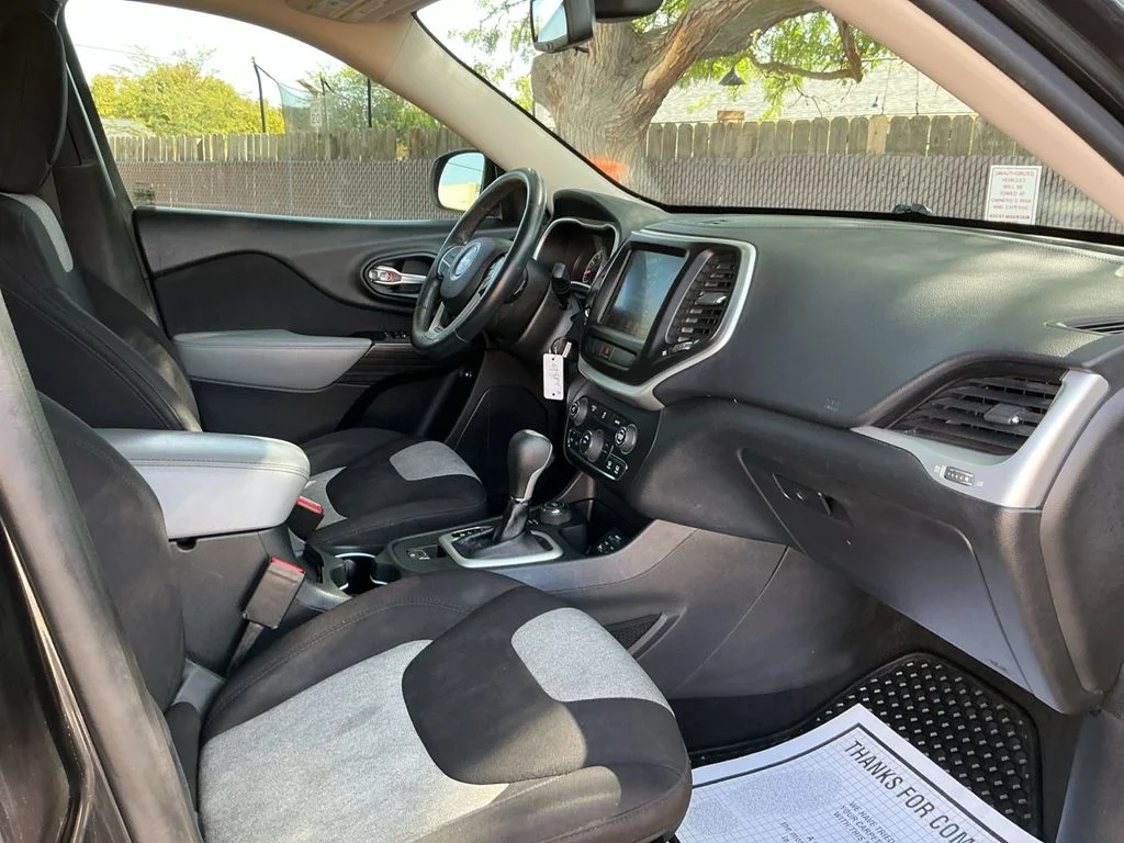Used 2014 Black Jeep Latitude image 24