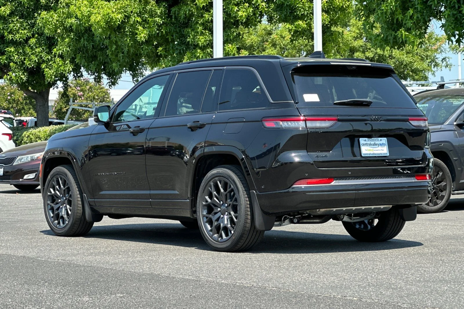 New 2026 Diamond Black Crystal Pearl-Coat Exterior Paint Jeep Summit image 6