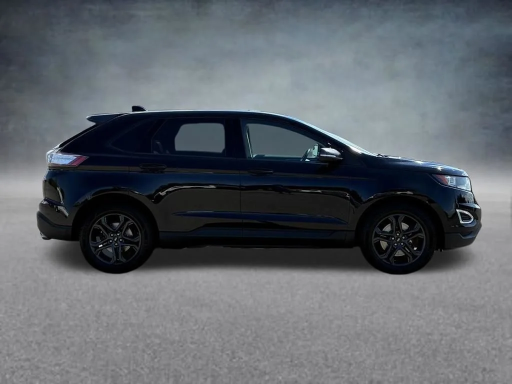 Used 2018 Shadow Black Ford SEL image 7