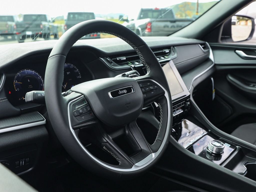 New 2026 Bright White Clear-Coat Exterior Paint Jeep Laredo image 13