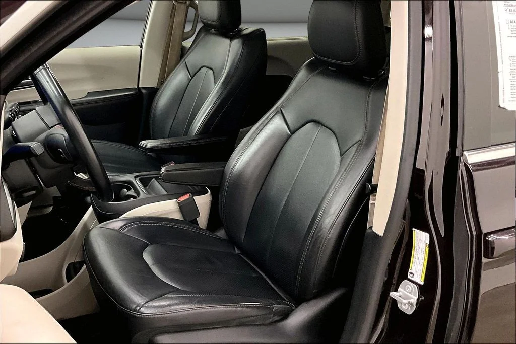 Used 2018 Red Chrysler Touring L image 21